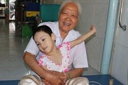 'Bà ngoại' của những đứa trẻ bại não