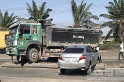 Taxi công nghệ bị tông văng cả chục mét, 4 người một gia đình nhập viện