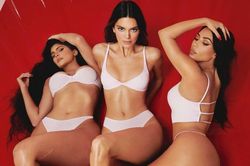 Những lần chị em Kim Kardashian làm người mẫu