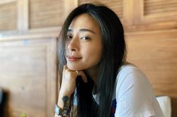 Ngô Thanh Vân, Thanh Thảo đăng ảnh nhận quà ngày 8/3