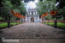 Di tích, đền chùa Hà Nội vắng lặng trong ngày mở lại