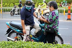 Bà ngoại U70 cùng cháu phơi vỉa hè bán hàng, quên ngày 8/3 cho riêng mình