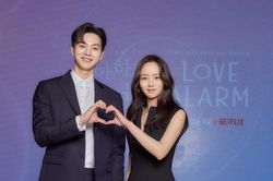 'Nàng Mưa' Kim So Hyun, ton-sur-ton với Song Kang tham gia buổi họp báo Love Alarm 2