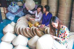 Những 'đóa hoa' hương sắc dâng đời