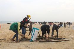 Ra quân làm sạch bãi biển Nhật Tân