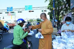 TP.HCM: Chùa Phổ Minh tặng 450 suất cơm chay từ thiện