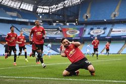 Man Utd nhấn chìm Man City, cắt chuỗi 21 trận toàn thắng của đại kình địch