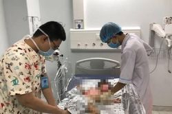 Nỗ lực cấp cứu em bé bỏng nặng vì nước sôi