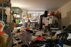 Những căn hộ sang chảnh ngập rác giữa New York
