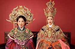Hoa hậu Khánh Vân kết hợp cùng NSND Bạch Tuyết trong bộ ảnh hóa thân Thái hậu Dương Vân Nga