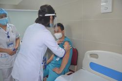 Bắt đầu tiêm vắc xin COVID -19 ở Hà Nội: Hơn 7000 người được tiêm đợt 1