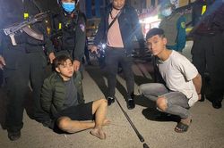 Công an nổ nhiều phát súng truy đuổi, 2 thanh niên dùng dao chống trả