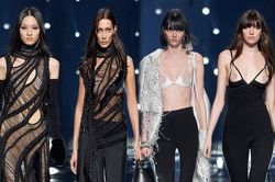 Bella Hadid 'thả rông', loạt người mẫu lộ nguyên vòng 1 trên sàn catwalk
