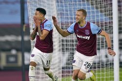 Lingard lại ghi bàn, West Ham áp sát tốp bốn