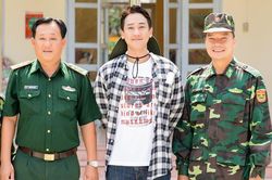 Hứa Vĩ Văn trao học bổng, thăm các chốt chống dịch biên giới