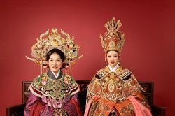 Khánh Vân cùng NSND Bạch Tuyết hóa thân Thái hậu Dương Vân Nga