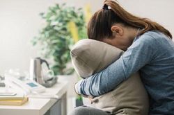 Mê tình trẻ kém gàn chục tuổi, cô vợ sốc nhận cứ lừa trời giáng