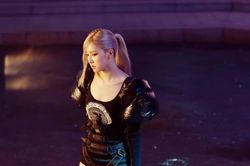 Rosé tiếp tục 'thả thính' teaser MV, fan sướng rơn khi được 'khuyến mại'... thêm vài câu hát