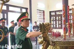 Đại tướng Ngô Xuân Lịch, Bộ trưởng Bộ Quốc phòng viếng đền thờ Liệt sĩ huyện Thống Nhất