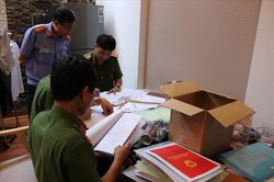 Công an Đồng Nai khám xét 10 kho chứa, bắt vợ chồng 'trùm' xăng giả