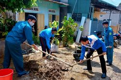 Trao sinh kế cho hộ nghèo đồng bào dân tộc thiểu số
