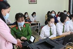 Những nữ Cảnh sát xuyên đêm làm Căn cước công dân lưu động ở Thành Vinh