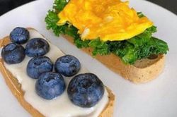 Tăng Thanh Hà thường xuyên dùng bơ dừa để ăn với bánh mì và đây là cách để chúng ta tự làm loại bơ này