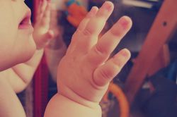 Bé sơ sinh chào đời trong bọc ối