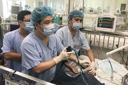 Bé trai nguy kịch do sặc hạt điều