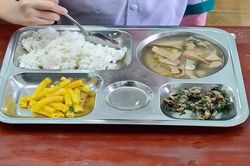Học sinh trường huyện ở Quảng Trị đóng tiền ăn gấp đôi giáo viên