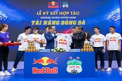 Công Phượng giống và khác bầu Đức