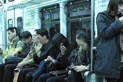 Người Hàn Quốc ngày càng phụ thuộc vào điện thoại thông minh