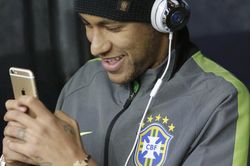 Neymar điện thoại 'chèo kéo' Messi trước thềm đại chiến