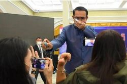Nhận câu hỏi không muốn trả lời, Thủ tướng Thái Lan xịt chất khử trùng vào phóng viên