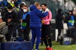 Barca trước 'cửa tử', HLV Koeman cầu viện Messi