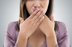 Lý do hơi thở có mùi hôi sau khi ngủ dậy
