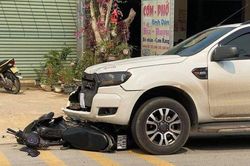 Sang đường ẩu, tài xế xe máy bị ô tô bán tải tông văng