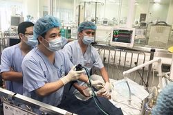 Sặc hạt điều, bé 2 tuổi ở Hà Nội phải thở máy