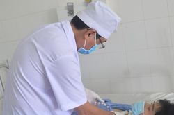 Suýt mất mạng vì vướng dây vào cổ khi đi xe máy