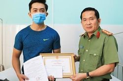 Khen thưởng Công an viên bị thương trong lúc truy bắt tội phạm