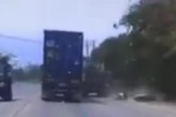 Clip 'hung thần' xe ben chạy ẩu hất văng người đi xe máy