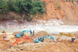 Vụ sạt lở tại Thủy điện Rào Trăng 3: Tiếp tục tìm kiếm thi thể nạn nhân ở các bãi bồi