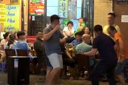 'Người hát karaoke và người nghe đều bị ảnh hưởng thính giác'