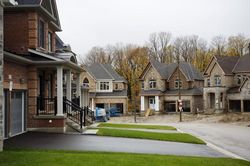 Giá nhà tại Canada tăng vọt, thu nhập người dân đứng im