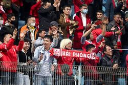 CĐV Hải Phòng phấn khích khi áp đảo CĐV Hà Nội