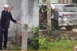 Chảy nước mắt hình ảnh mẹ già 103 tuổi tiễn con gái 80 tuổi