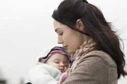 Làm mẹ đơn thân năm 21 tuổi, 10 năm sau đàng nội đến đòi cháu
