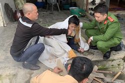 Cảnh sát lao xuống sông Lam cứu người đàn ông nhảy cầu tự vẫn