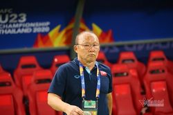 V-League trở lại, ông Park thon thót lo xa