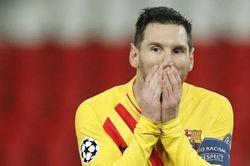 Messi sút hỏng phạt đền trước PSG, điều lạ lùng khó tin ở Barca